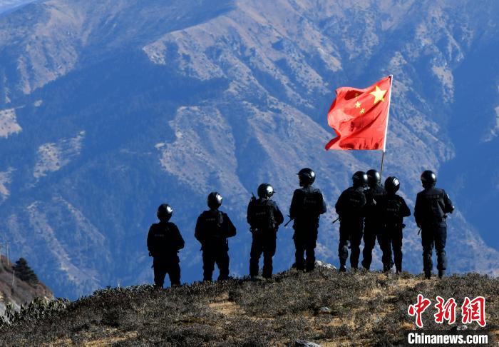 1月6日，移民警察在執(zhí)勤?！±盍?攝