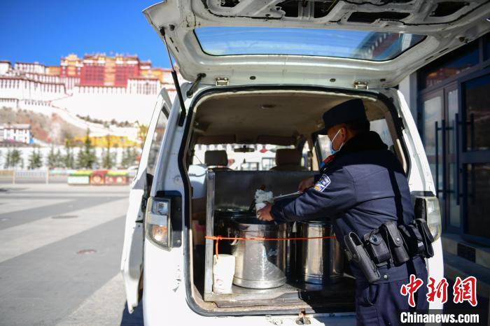圖為1月23日，布達拉宮廣場派出所民警正在打午飯?！∝暩聛硭?攝