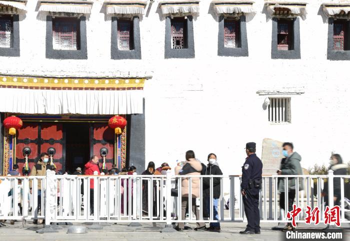 圖為1月23日，布達拉宮廣場派出所民警正在引導游客?！∝暩聛硭?攝