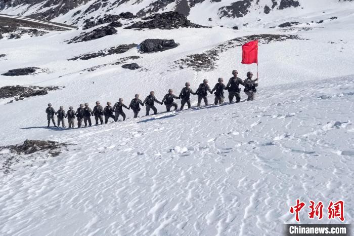 春節(jié)期間，西藏軍區(qū)山南軍分區(qū)某邊防團(tuán)官兵踏雪巡邊?！〉┰鰰x美 攝