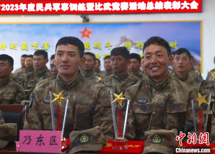 表彰大會上，獲獎選手開心瞬間?！敲衫?攝