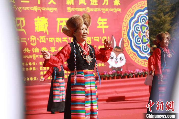 圖為藏歷新年活動(dòng)現(xiàn)場(chǎng)?！埩?攝