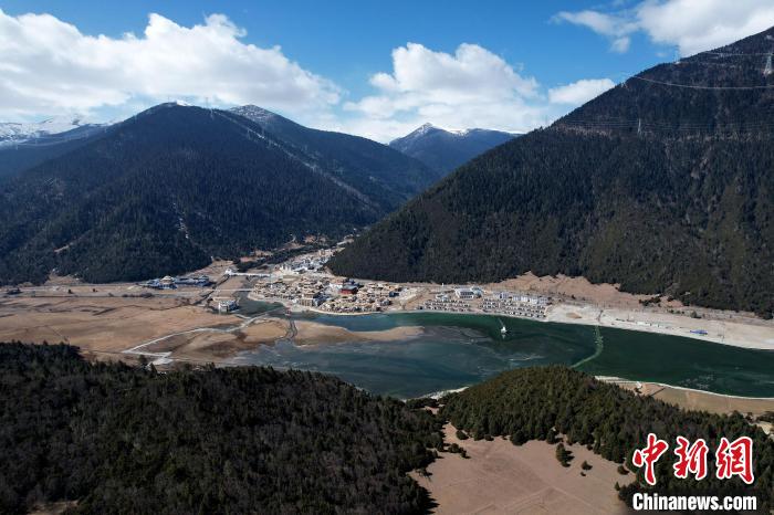 2月17日，西藏林芝魯朗小鎮(zhèn)。(無人機照片) 李林 攝