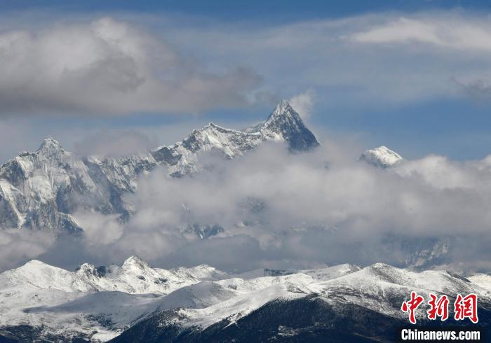 2月17日，西藏林芝色季拉山觀景臺拍到的南迦巴瓦峰。　李林 攝