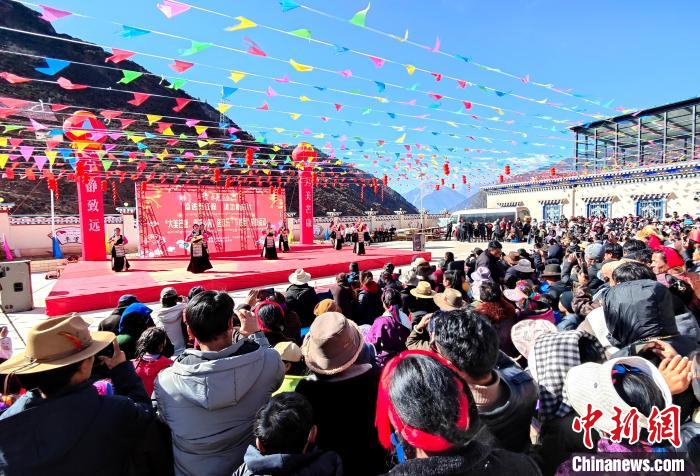 文藝活動全景?！∶⒖悼h委宣傳部供圖