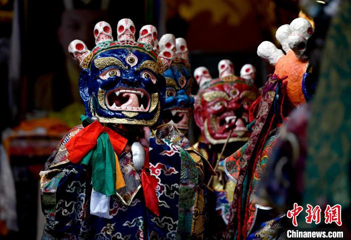 2月19日，楚布寺僧人們佩戴面具準(zhǔn)備參加跳神活動。　李林 攝