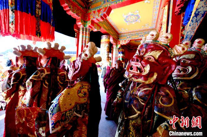 2月19日，楚布寺僧人們佩戴面具準(zhǔn)備參加跳神活動?！±盍?攝