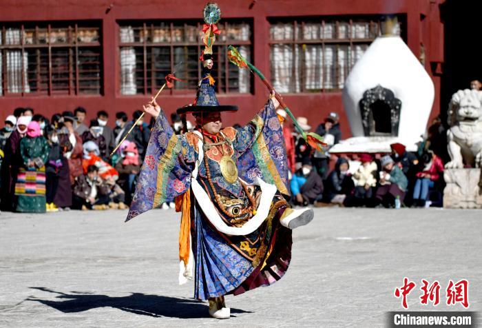 2月19日，楚布寺僧人參加跳神活動?！±盍?攝