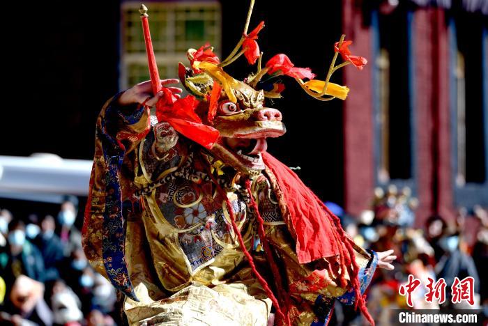 2月19日，楚布寺僧人佩戴面具參加跳神活動?！±盍?攝