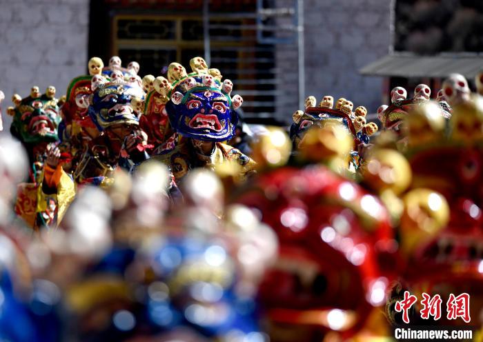 2月19日，楚布寺僧人們佩戴面具參加跳神活動。　李林 攝