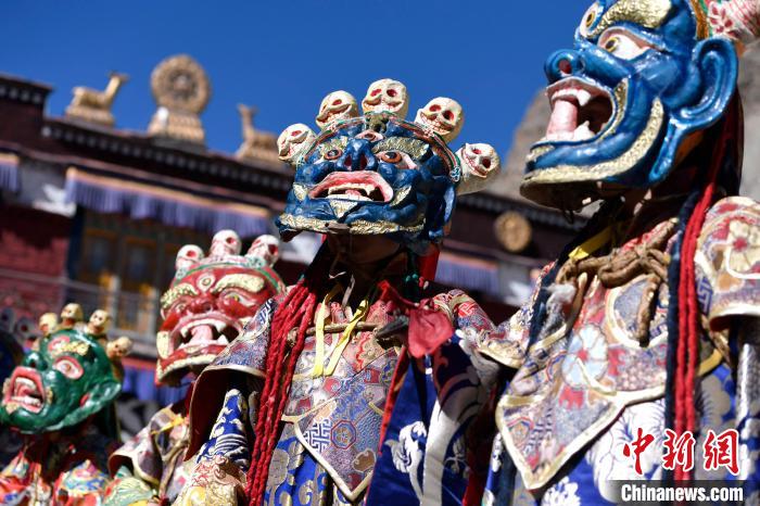 2月19日，楚布寺僧人們佩戴面具參加跳神活動?！±盍?攝