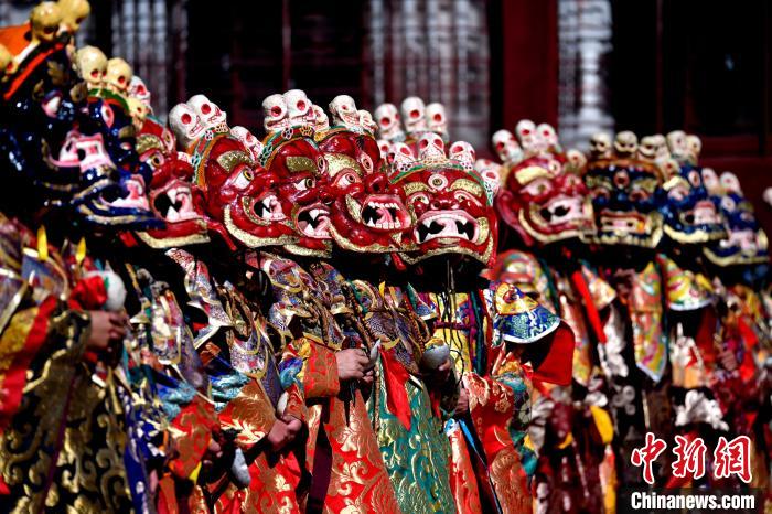2月19日，楚布寺僧人們佩戴面具參加跳神活動?！±盍?攝