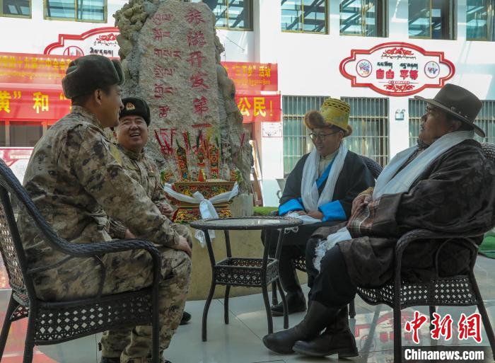 圖為阿里軍分區(qū)某邊防團官兵與駐地群眾拉家常?！詵| 攝