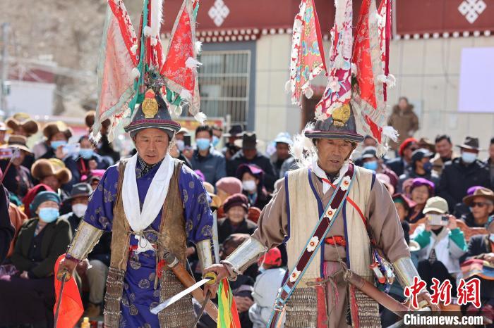 圖為兩位藝人表演瓊結“果孜”舞。　倫珠澤仁 攝