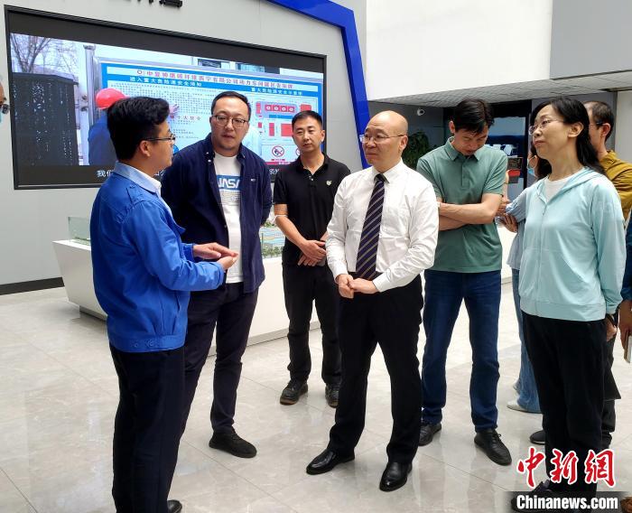 圖為全國政協(xié)委員、農(nóng)工黨青海省委主委王昆(中)在企業(yè)調(diào)研?！」鶟M福 供圖