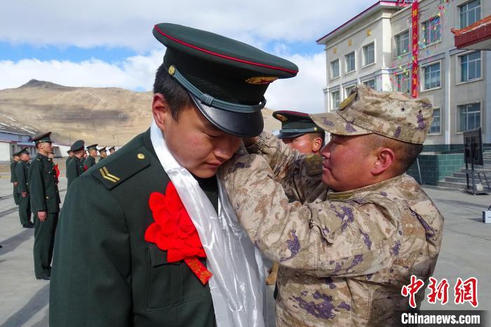 卸下軍銜等標(biāo)識?！⒖≥x 攝