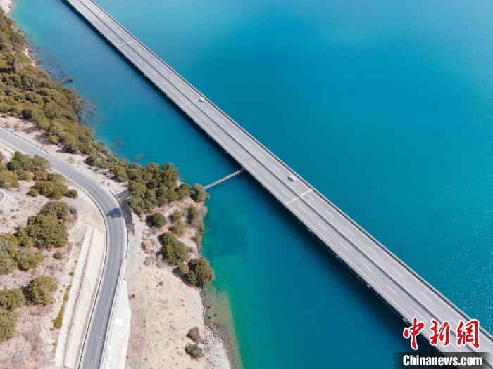 圖為西藏林拉高等級(jí)公路多布湖段風(fēng)光?！〗w波 攝