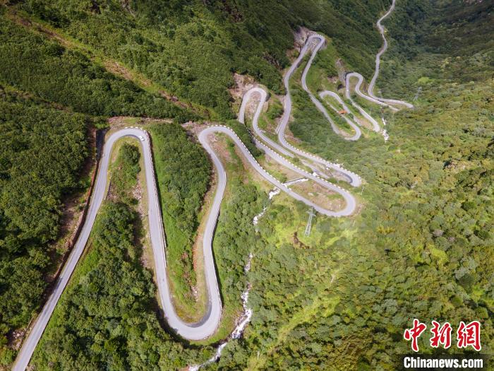 圖為西藏山南錯(cuò)那縣的盤(pán)山公路，錯(cuò)那縣被命名為全國(guó)“四好農(nóng)村路”示范縣?！〗w波 攝