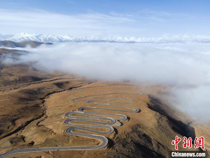 圖為西藏定日縣，前往珠穆朗瑪峰大本營(yíng)蜿蜒的公路與云海?！〗w波 攝