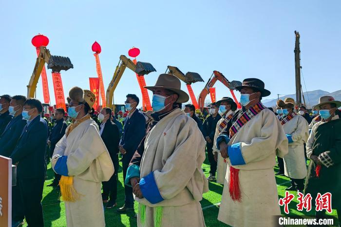 各方代表參加集中開復(fù)工儀式?！∧岈斪扛?攝
