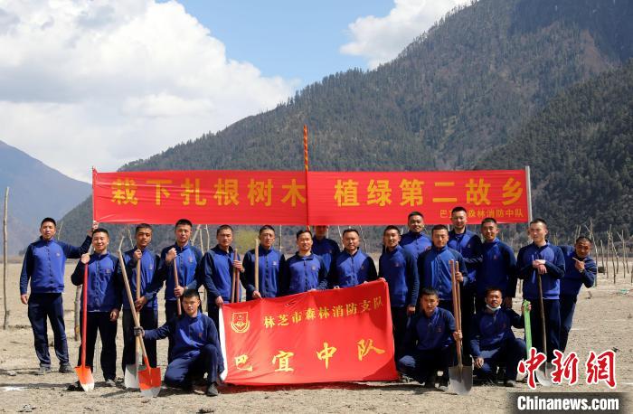 林芝市巴宜區(qū)森林消防中隊(duì)志愿服務(wù)隊(duì)合影留念?！∥骼@拉翁 攝