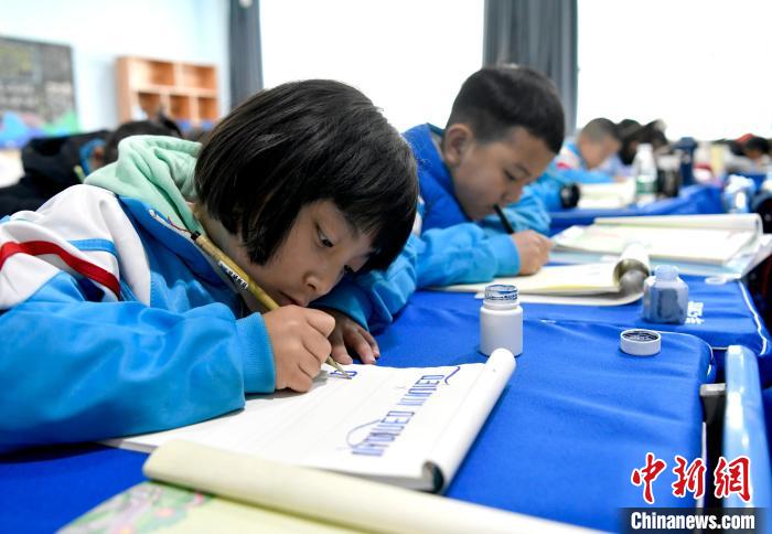 3月14日，西藏拉薩市第一小學(xué)一年級(jí)六班的學(xué)生們?cè)诓卣Z文課上書寫藏文。　李林 攝