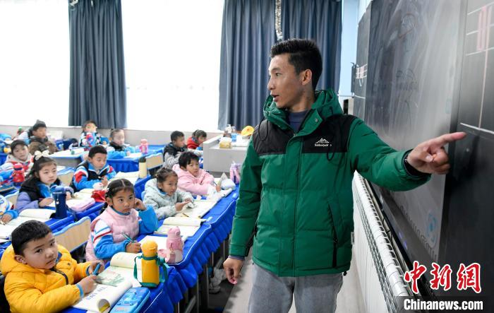 3月14日，西藏拉薩市第一小學(xué)藏語文老師拉巴次仁在課堂上?！±盍?攝