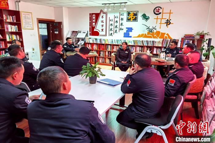 圖為亞東出入境邊防檢查站民警與銀行業(yè)務(wù)人員進(jìn)行金融知識(shí)深入交流?！『?攝