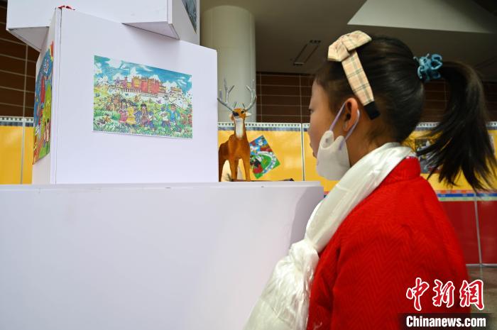 圖為學(xué)生參觀繪畫(huà)展?！≮w朗 攝