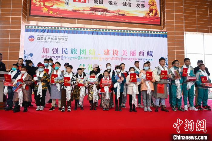 圖為部分獲獎(jiǎng)學(xué)生合影?！≮w朗 攝