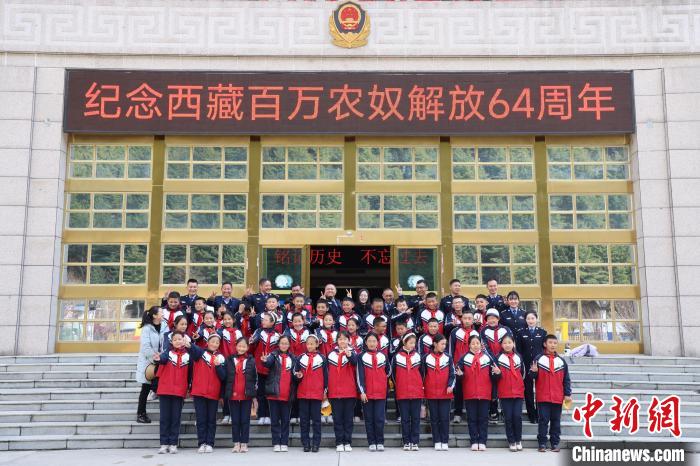 圖為亞東邊檢站民警代表與駐地小學師生代表合影留念。　胡利媛 攝