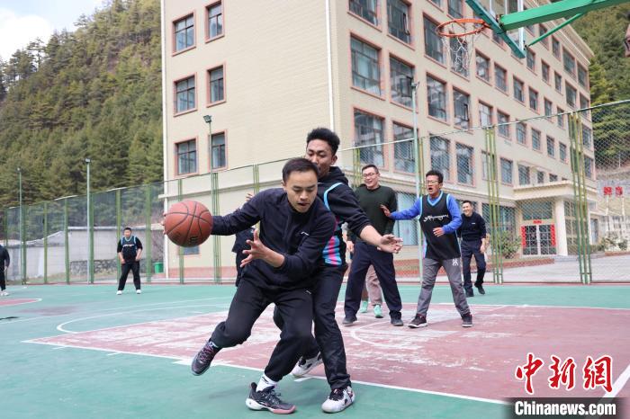 圖為亞東邊檢站民警與駐地農(nóng)業(yè)銀行代表開展籃球友誼賽?！『?攝