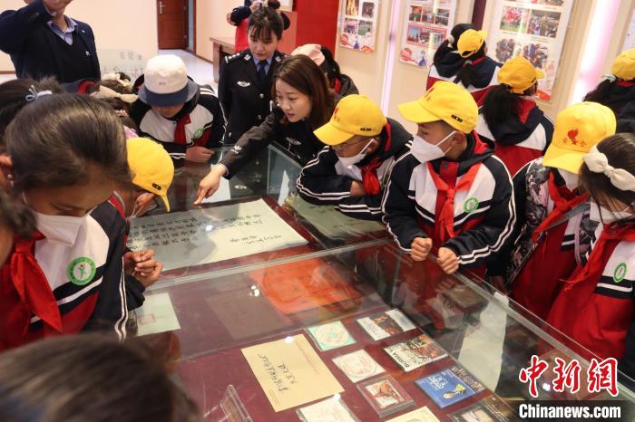 圖為亞東邊檢站民警為駐地小學生講解該站榮譽發(fā)展史?！『?攝