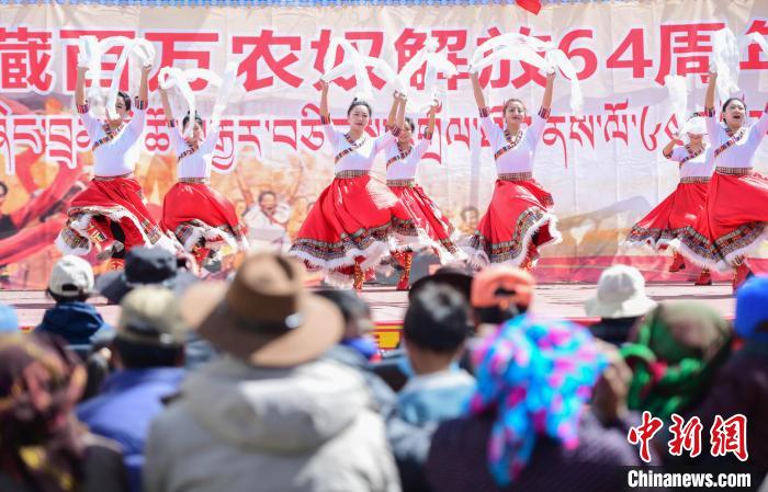 圖為墨竹工卡縣龍珠崗村，文藝演出現(xiàn)場(chǎng)?！∝暩聛硭?攝