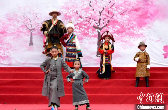3月28日，西藏林芝第二十屆桃花旅游文化節(jié)開幕式上的文藝表演?！±盍?攝