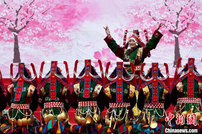 3月28日，西藏林芝第二十屆桃花旅游文化節(jié)開幕式上的文藝表演?！±盍?攝