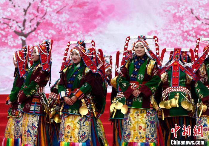 3月28日，西藏林芝第二十屆桃花旅游文化節(jié)開幕式上的文藝表演?！±盍?攝