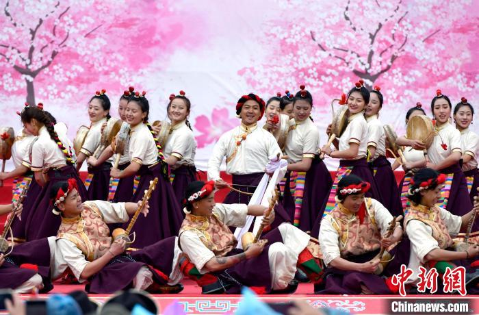 3月28日，西藏林芝第二十屆桃花旅游文化節(jié)開幕式上的文藝表演?！±盍?攝