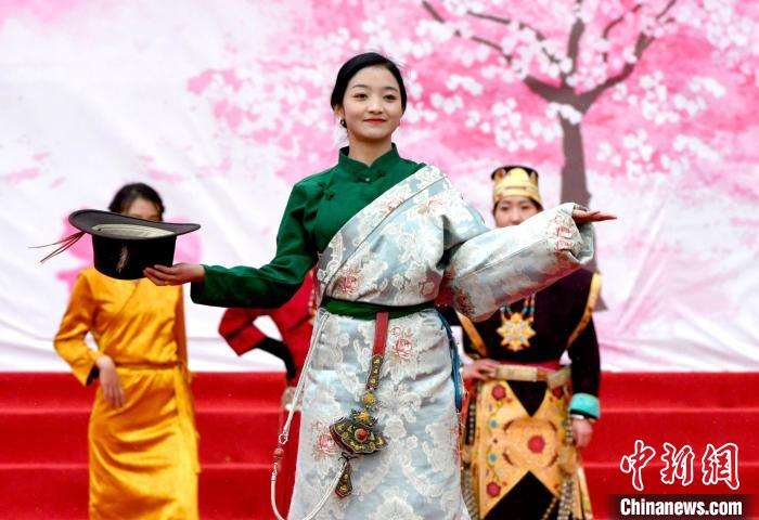 3月28日，西藏林芝第二十屆桃花旅游文化節(jié)開幕式上的文藝表演。　李林 攝