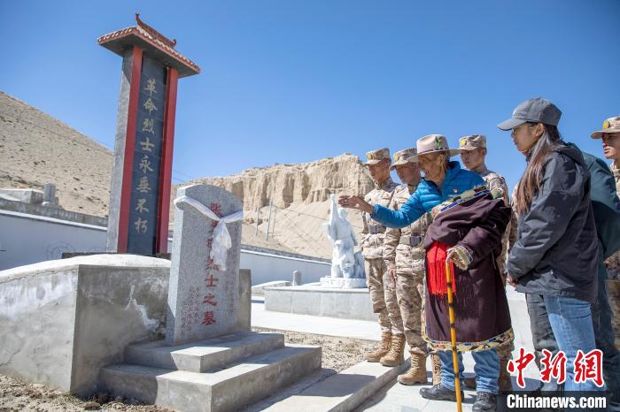 圖為在西藏阿里地區(qū)札達(dá)縣烈士陵園，82歲的次仁南杰老人為軍民代表講述新舊西藏的變化?！詵| 攝