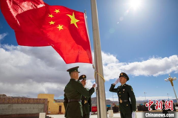 圖為在西藏阿里地區(qū)札達(dá)縣，軍民共同舉行升國(guó)旗儀式，慶祝西藏百萬農(nóng)奴解放紀(jì)念日?！詵| 攝