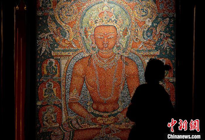 3月31日，觀眾欣賞展覽中的作品?！±盍?攝