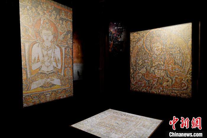 3月31日，觀眾欣賞展覽中的作品。　李林 攝