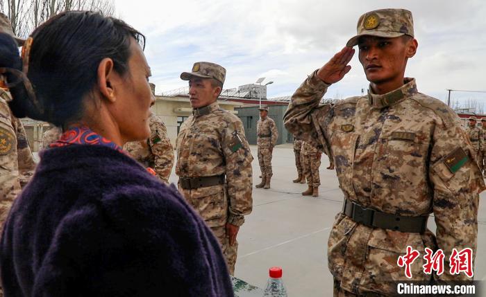 圖為列兵扎西加央向母親敬禮?！詵| 攝