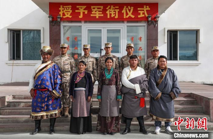 圖為列兵代表與親人合影留念?！詵| 攝