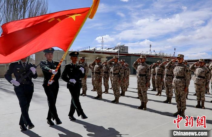 圖為授銜現(xiàn)場迎軍旗。　劉曉東 攝