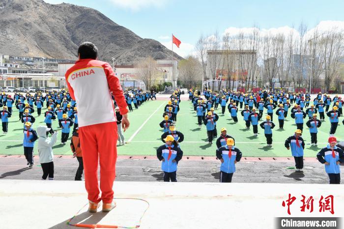 圖為學(xué)生在跳繩教練齊景龍的指導(dǎo)下做準(zhǔn)備運(yùn)動(dòng)?！∝暩聛硭?攝