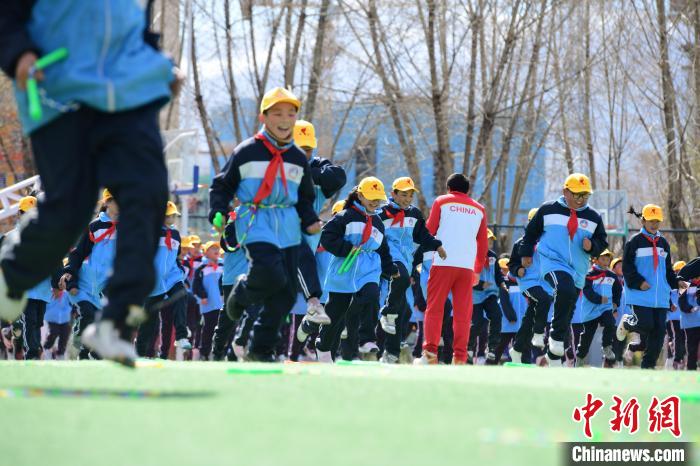 圖為學(xué)生在跳繩教練齊景龍的指導(dǎo)下做準(zhǔn)備運(yùn)動(dòng)?！∝暩聛硭?攝