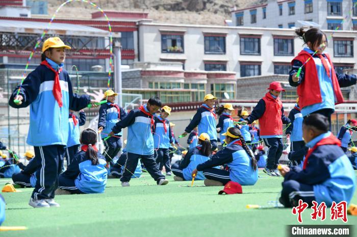 圖為學(xué)生正在練習(xí)跳繩?！∝暩聛硭?攝