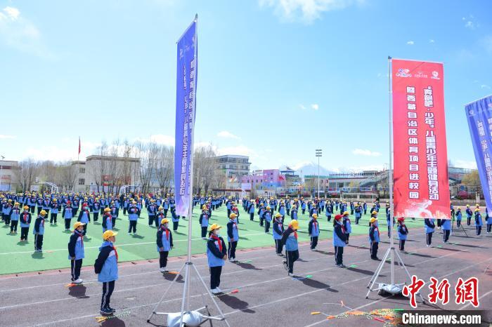圖為學(xué)生在跳繩教練齊景龍的指導(dǎo)下做準(zhǔn)備運(yùn)動(dòng)?！∝暩聛硭?攝